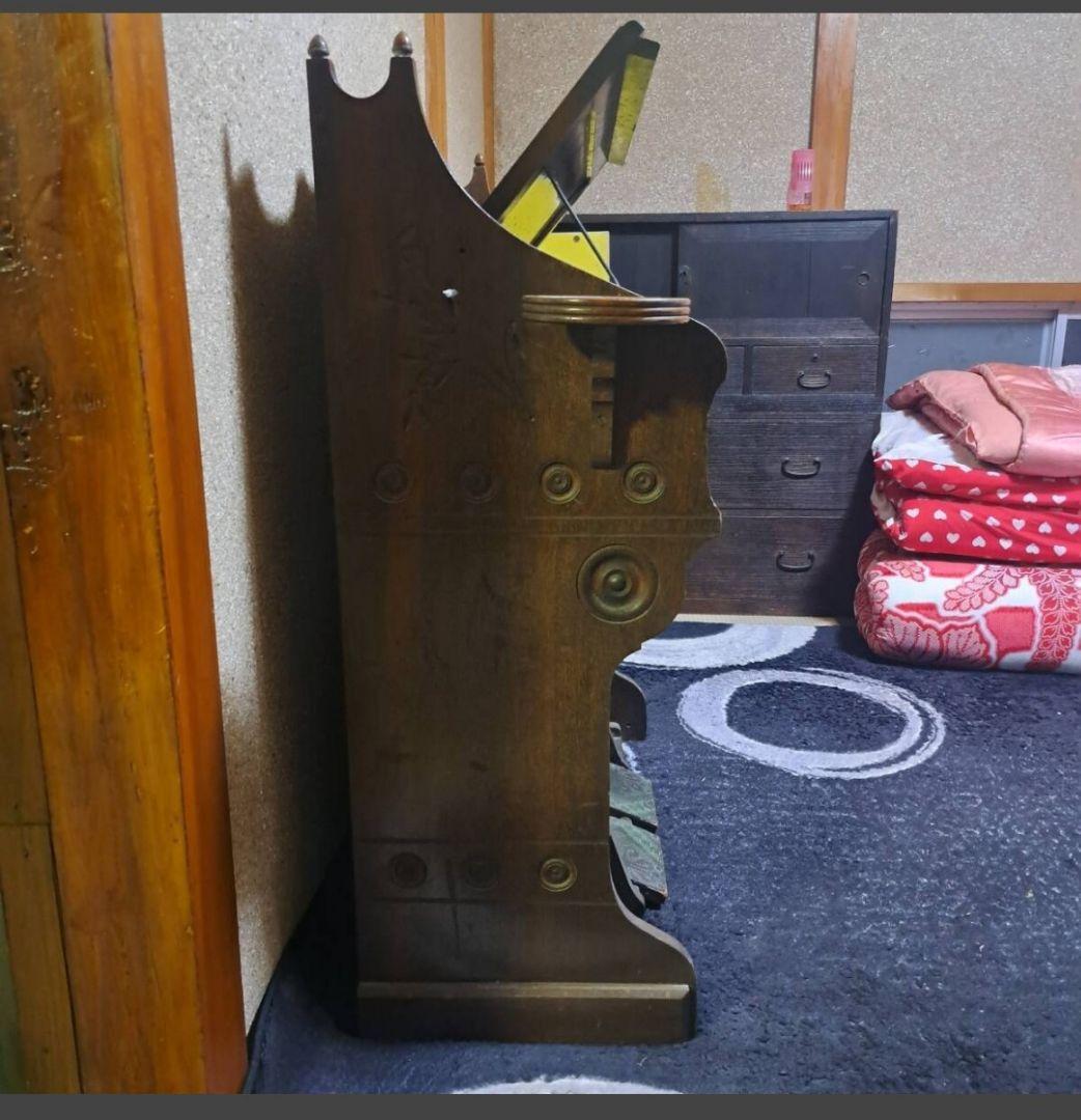 装飾的な木製オルガン 2ペダル付き