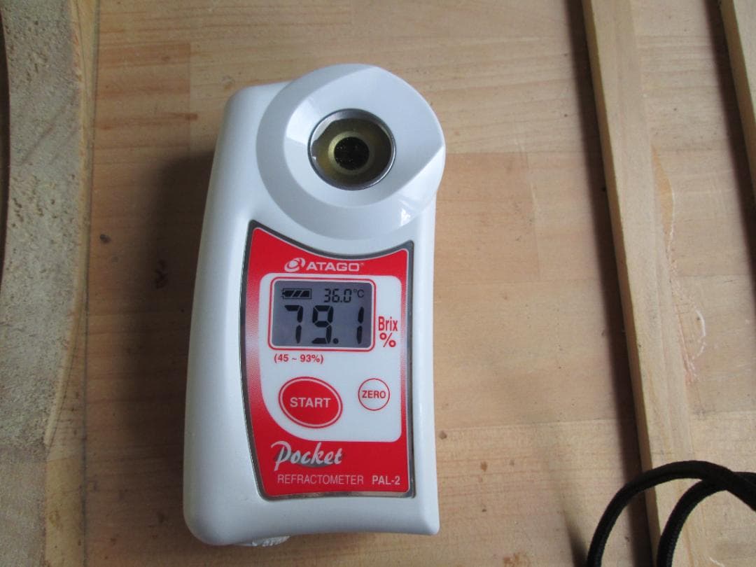 日本蜜蜂（日本ミツバチ）の蜂蜜　1本１，２ｋｇ2本合計２，４ｋｇ