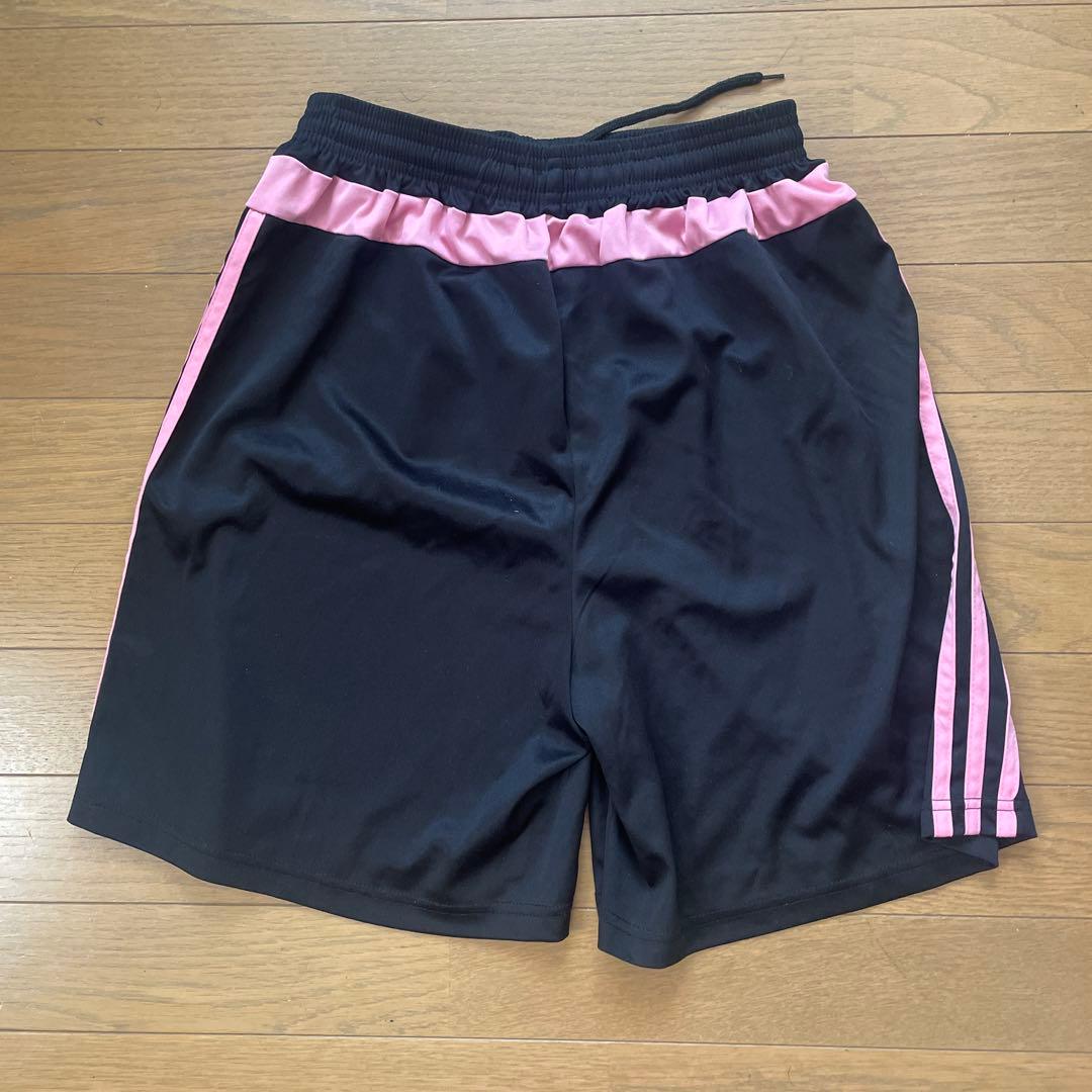 ユベントス ピンクシャツ 黒パンツ セット