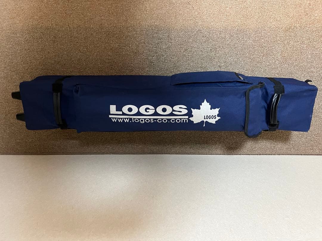 一度使用したLOGOSの紺色のタープです。収納ケース付きで持ち運びが楽で便利です