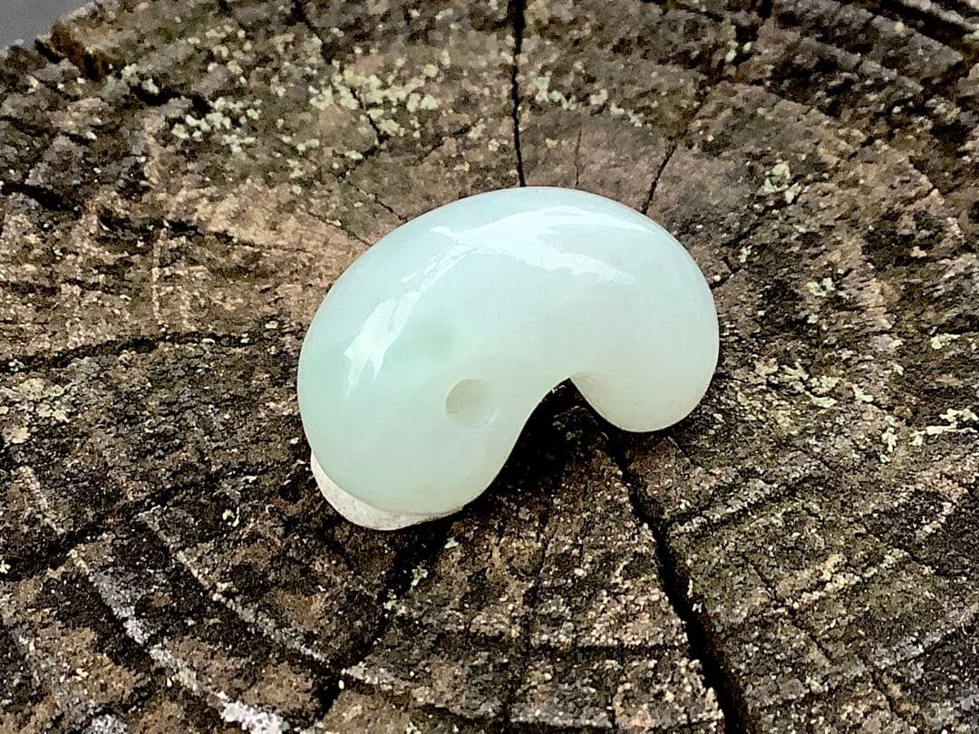 ✳極上の端材より作製‼️糸魚川翡翠勾玉ジェダイト　鑑定鑑別書付　綺麗な肌目色の勾玉