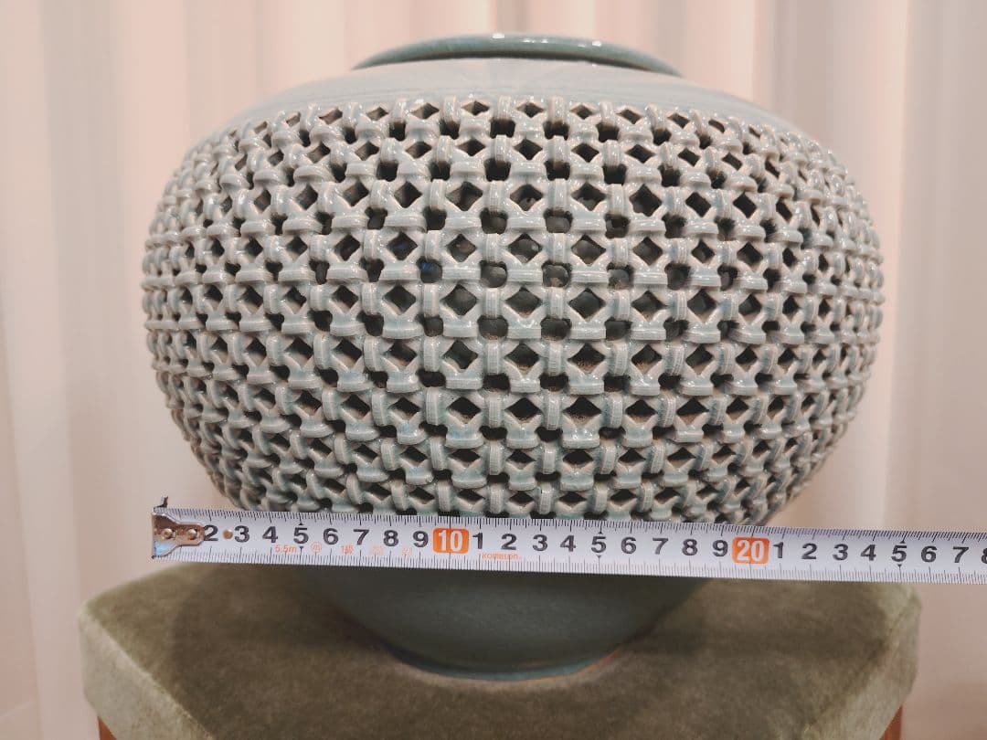 透かし彫り風青色陶器　高麗青磁