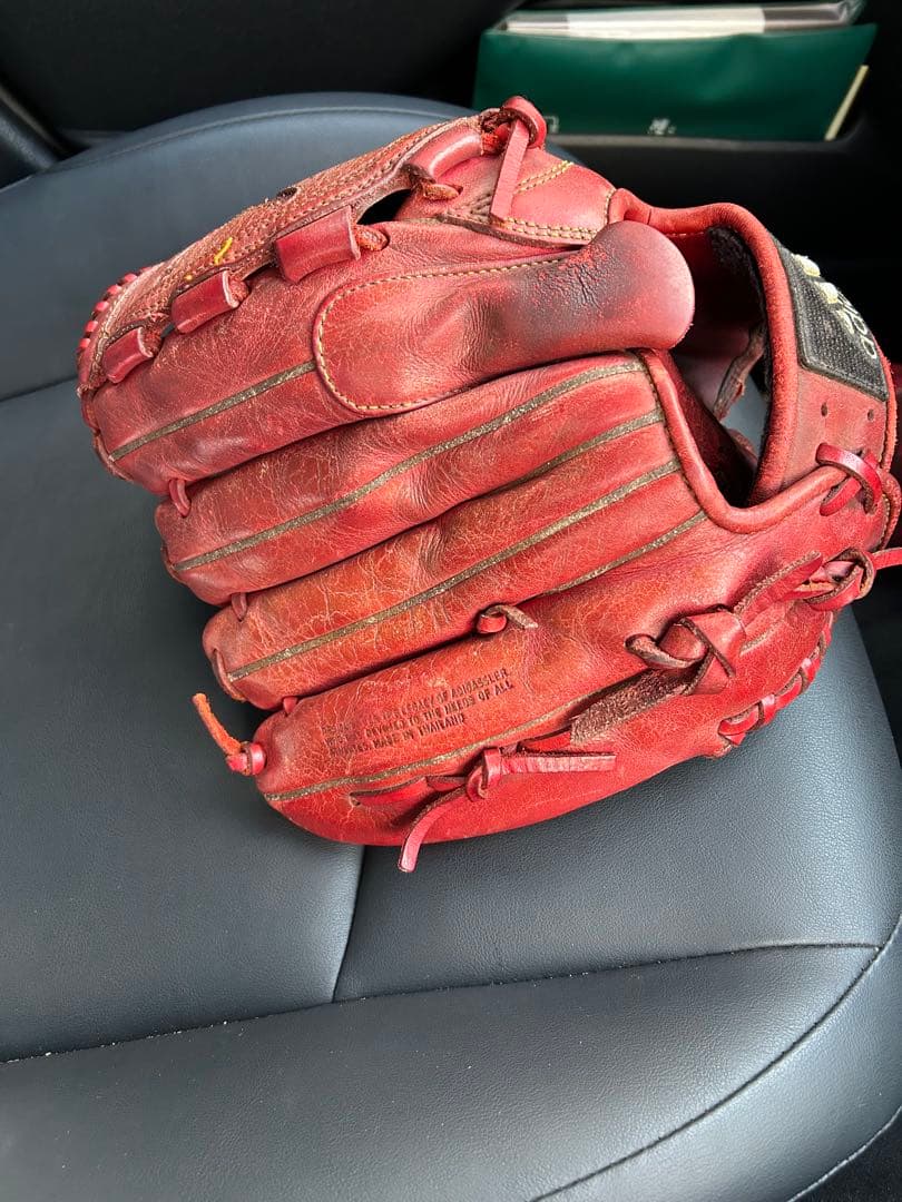 アディダス赤 投手用グローブ