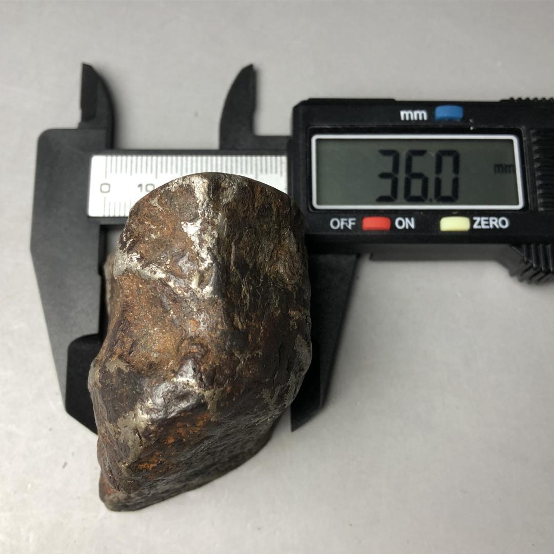 アルタイ隕石 鉄隕石　外皮付き隕石　エンドカット　原石　重さ約415ｇ