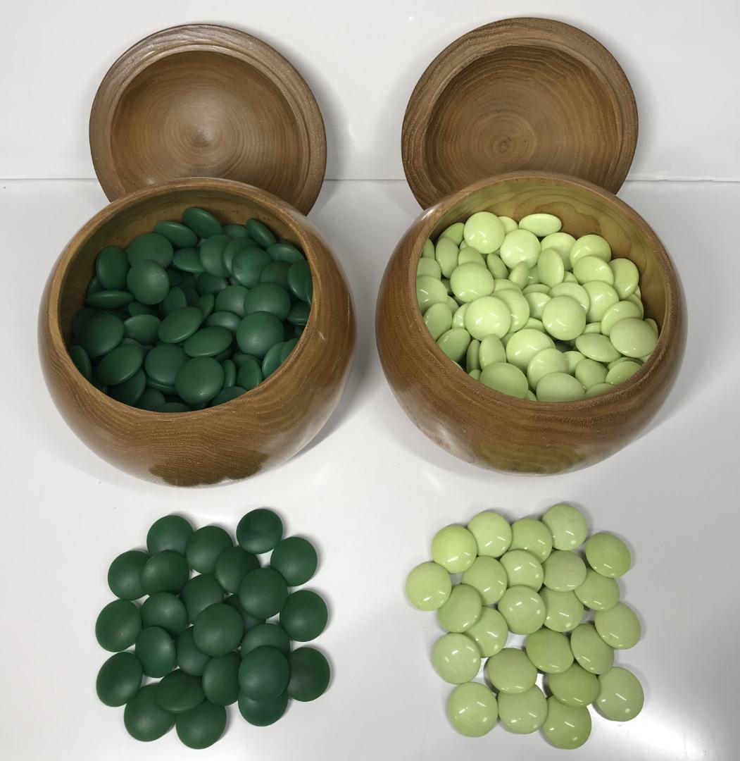 良品 希少 グリーン碁石 囲碁 グリーン 緑 天然木 目に優しい