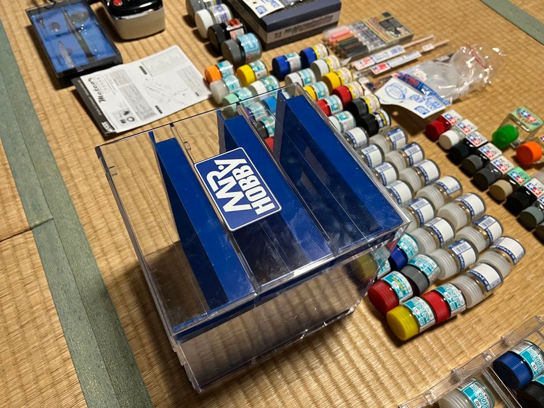 アクリル塗料セットとエアブラシ