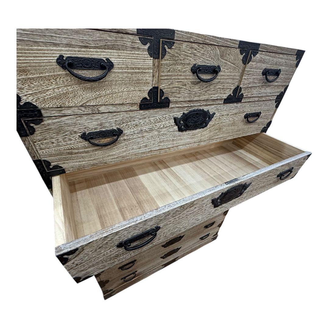 中古　国産　職人手造り　凝った金具が目を引く総桐箪笥