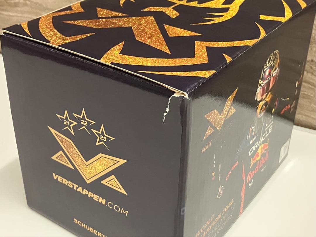 1/2 ヘルメット 2023 M.フェルスタッペン Wチャンピオン3連覇仕様