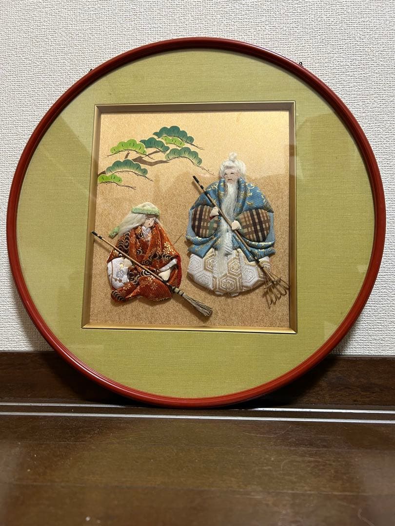 特選御和額 円形　細かい刺繍と装飾が特徴の作品