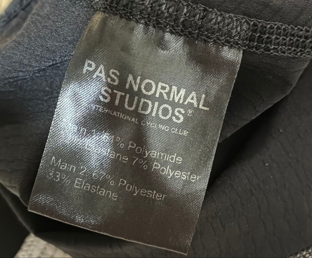 極上品 PAS NORMAL STUDIOS essential bib