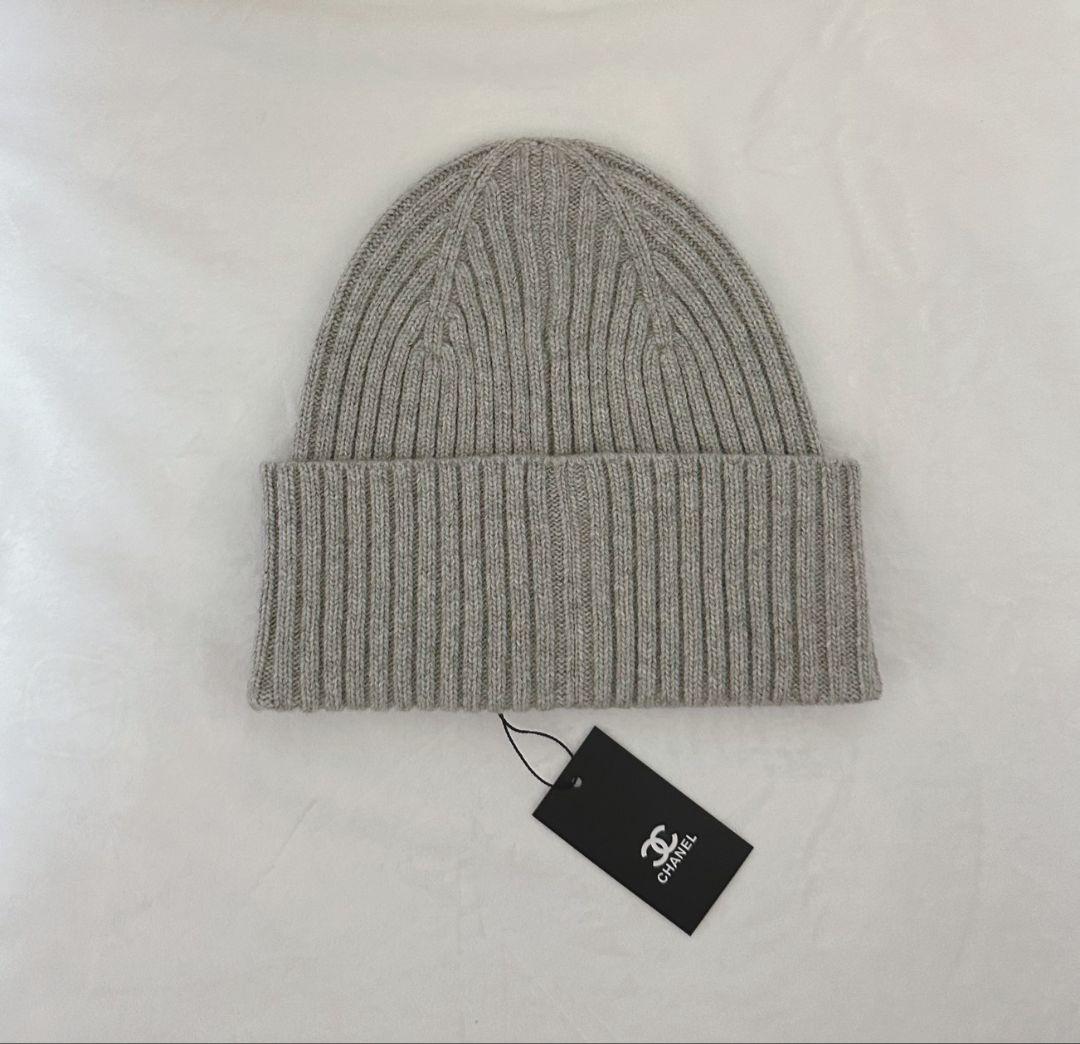 CHANEL グレー ニット帽 CCロゴ付き新品