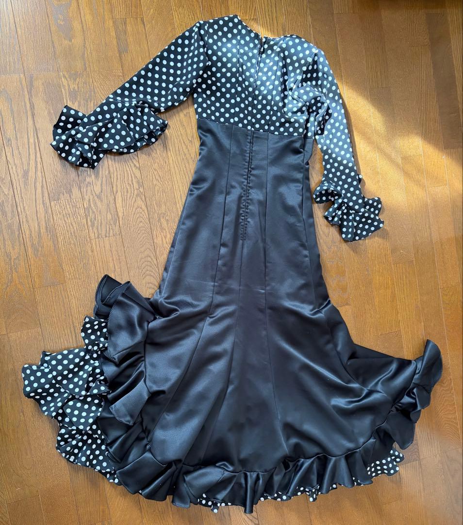 フラメンコドレス 黒と白の水玉模様