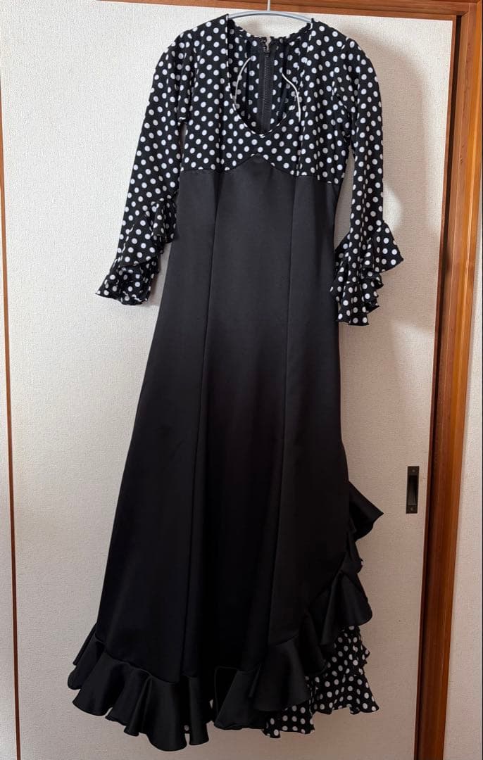 フラメンコドレス 黒と白の水玉模様