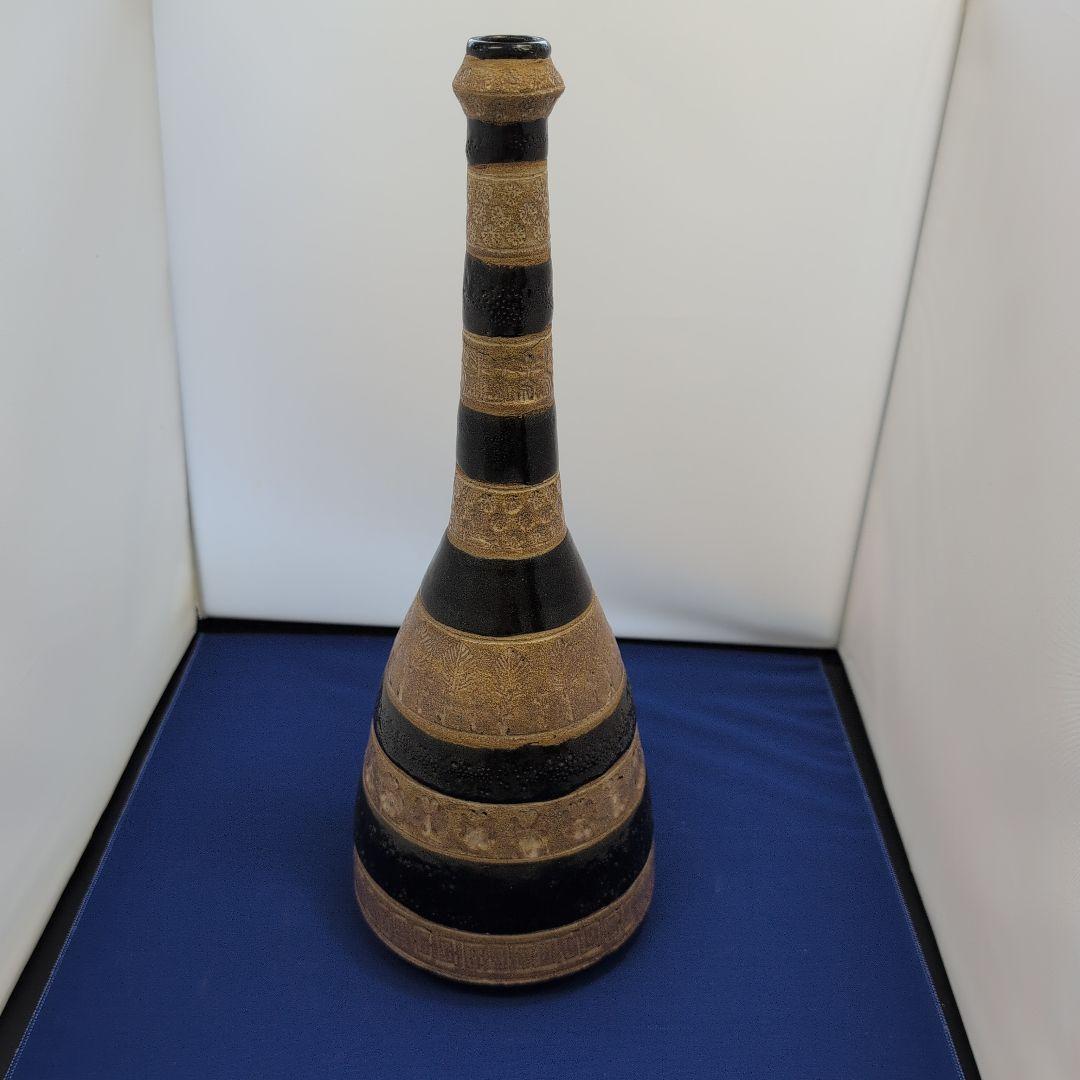 装飾的な黒と金の陶器ボトル