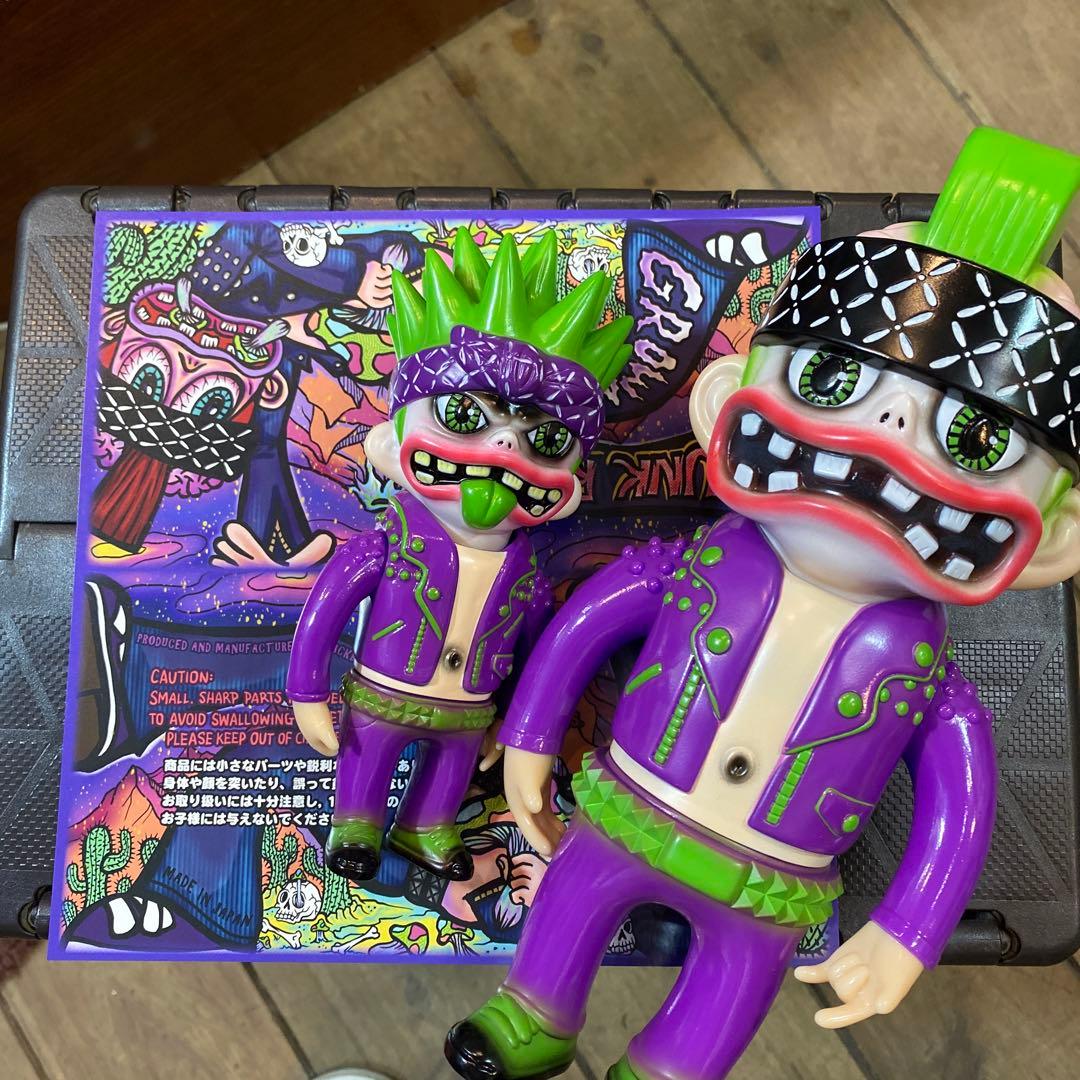 スイサイダル　ブラックブックトイ　グロウスキン 可動式フィギュア 紫緑