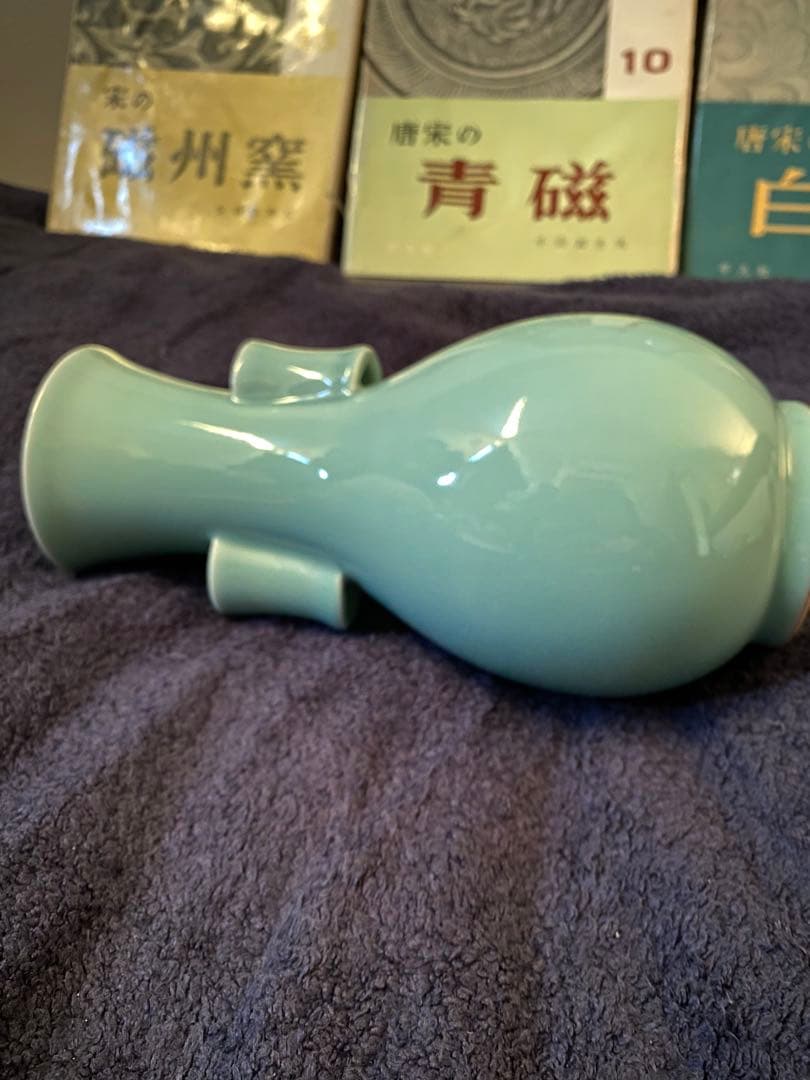 青瓷双耳花瓶、