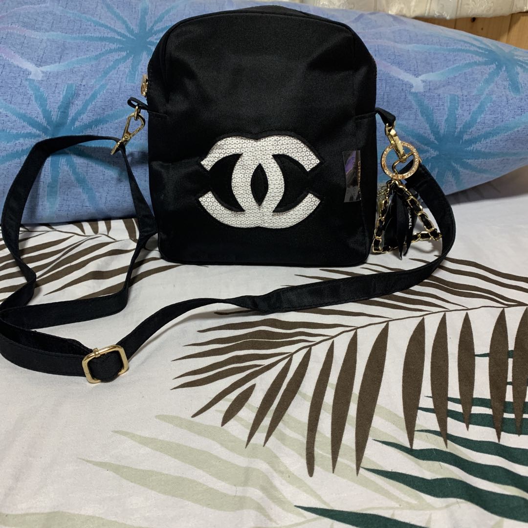 CHANEL ノベルティ　ブラック ショルダーバッグ　斜めがけ