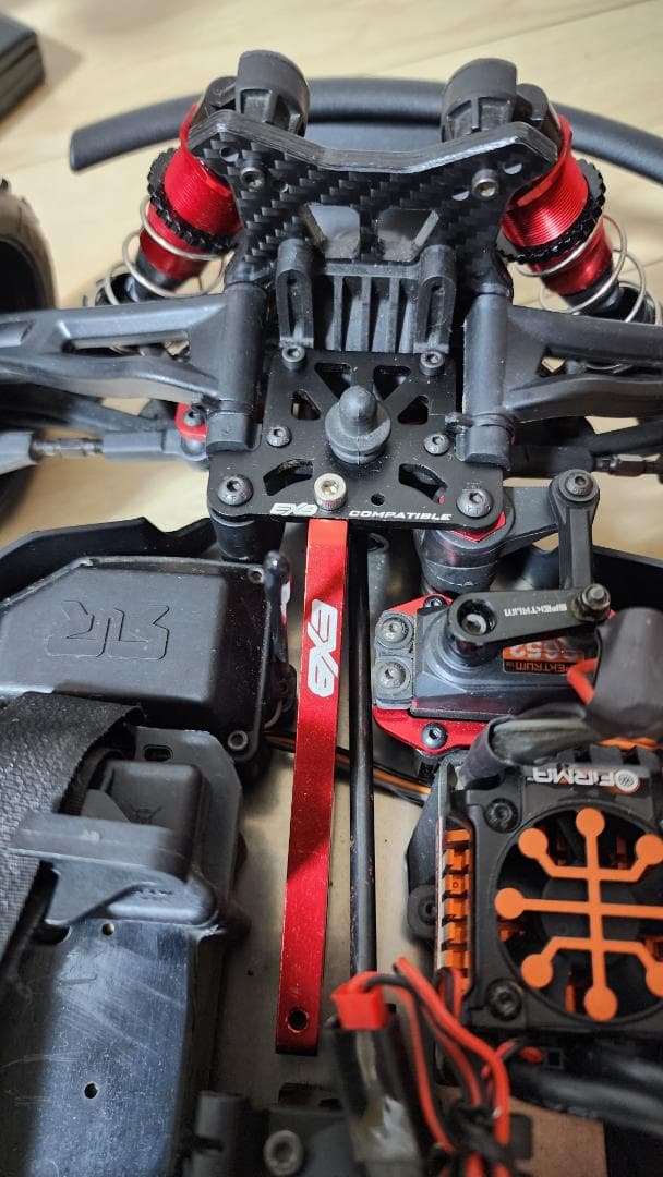 ARRMA TYPHON 6S V5 1/8 社外品チタンシャーシなどを装備