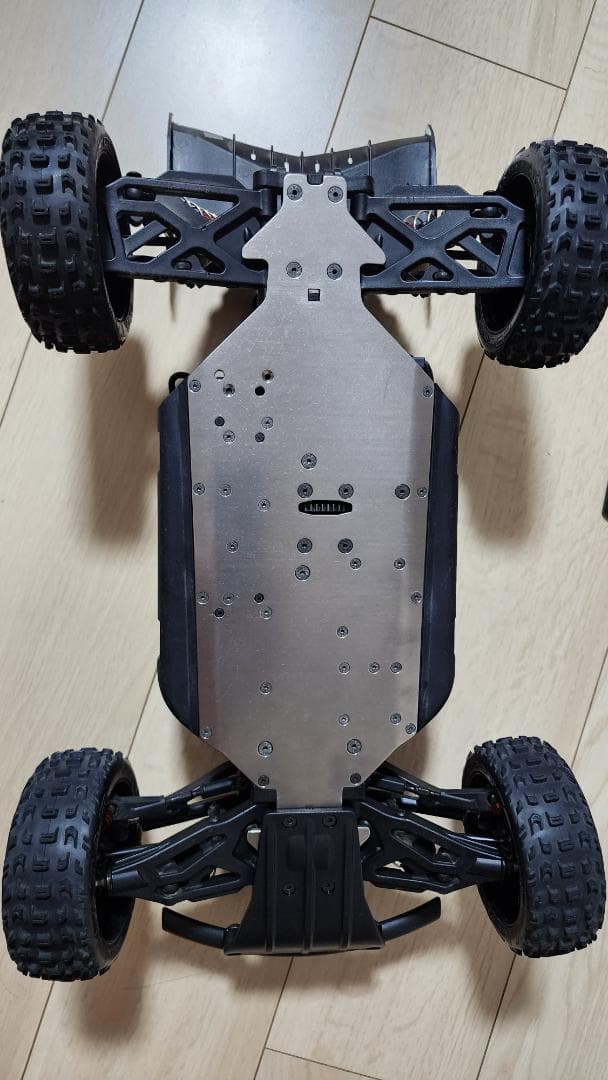 ARRMA TYPHON 6S V5 1/8 社外品チタンシャーシなどを装備