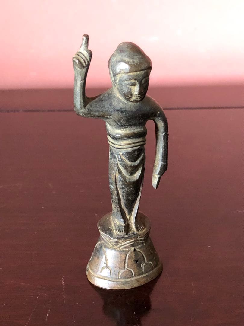 古代様式を持つ古銅誕生仏桐箱入