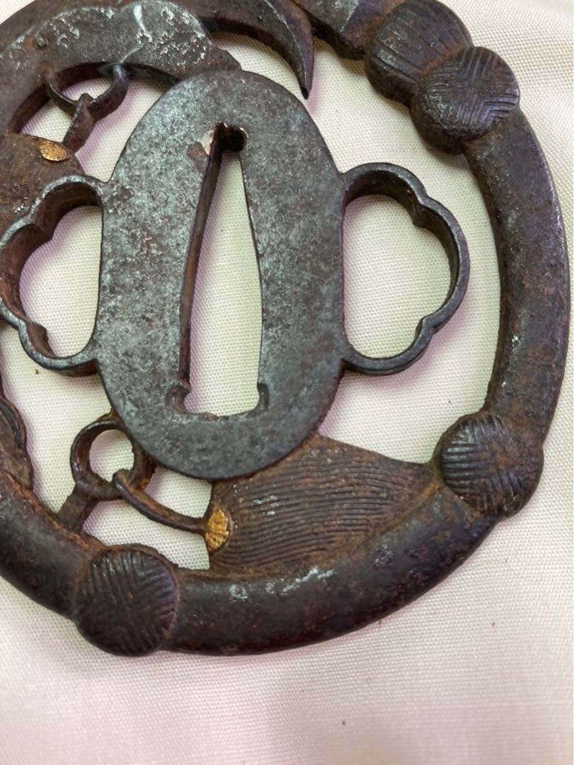 武装具　関羽大薙刀図　銘　武州住　正房　鉄地　金布目象嵌色絵　鍔