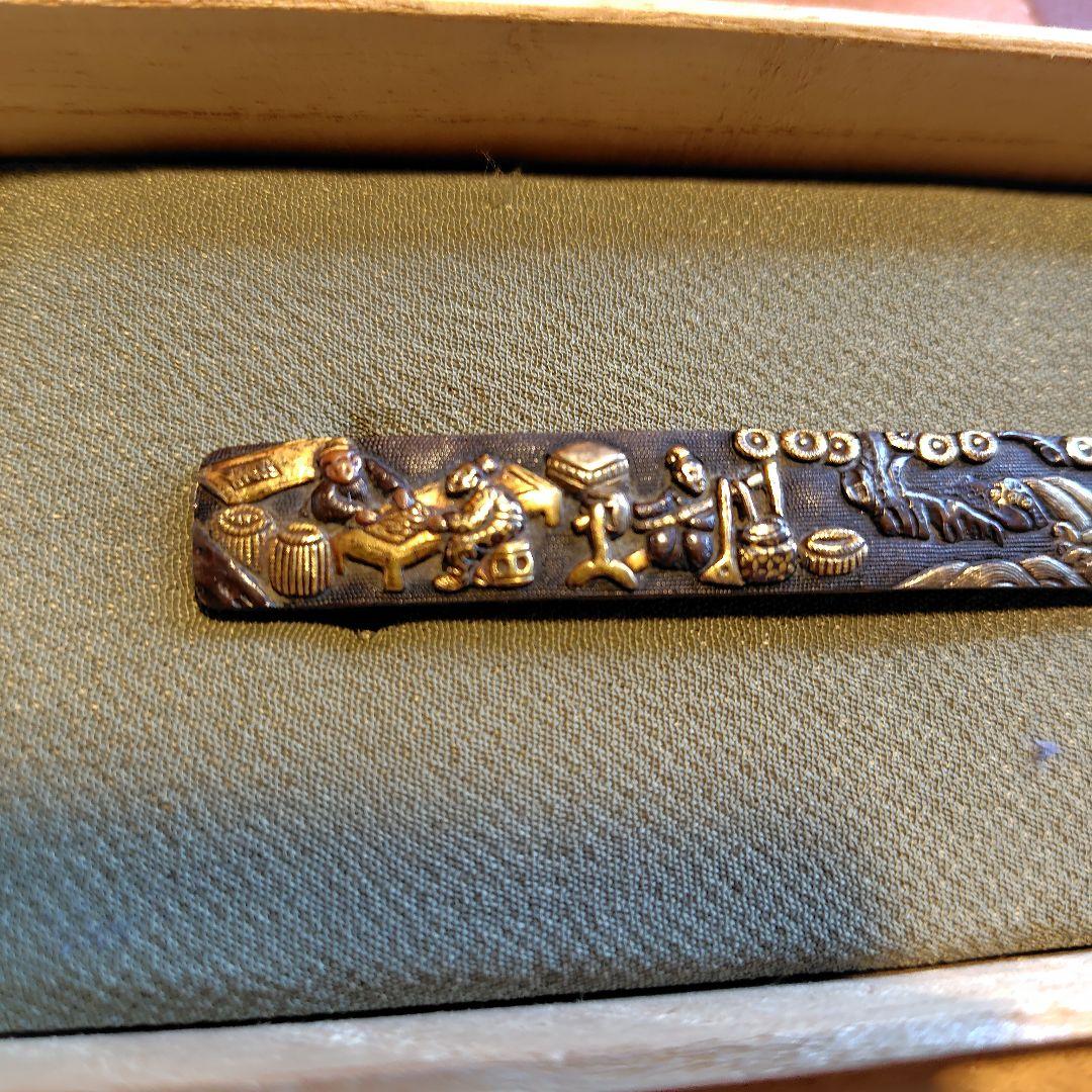 鉄地金象嵌帯留　江戸時代後期　木箱付