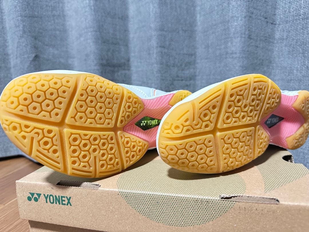 ヨネックス バドミントンシューズ ホワイト/イエロー/オレンジ