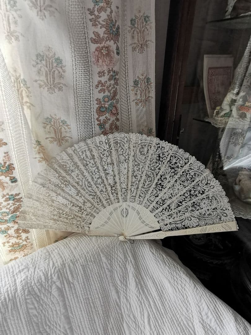 アンティークブリュッセルボビンレーファン 繊細透かしスティック 美しいトーン