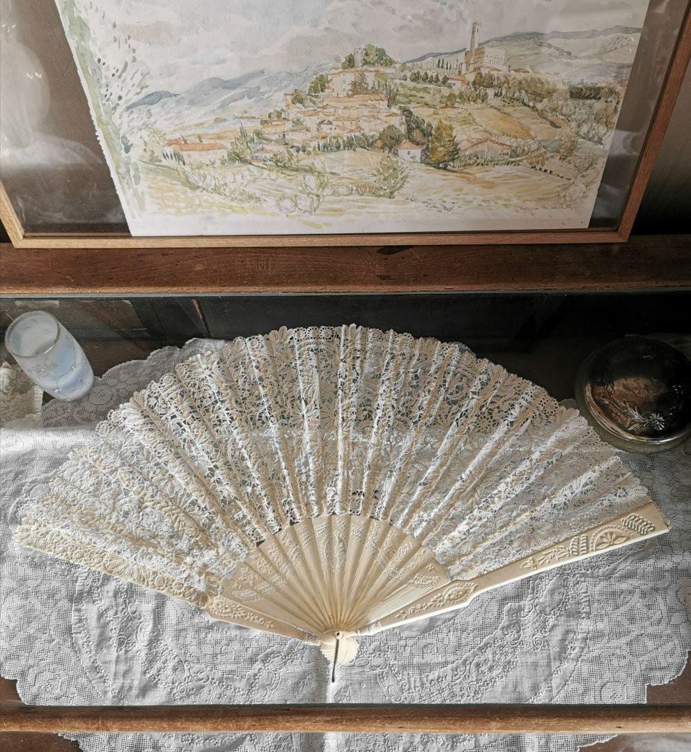 アンティークブリュッセルボビンレーファン 繊細透かしスティック 美しいトーン