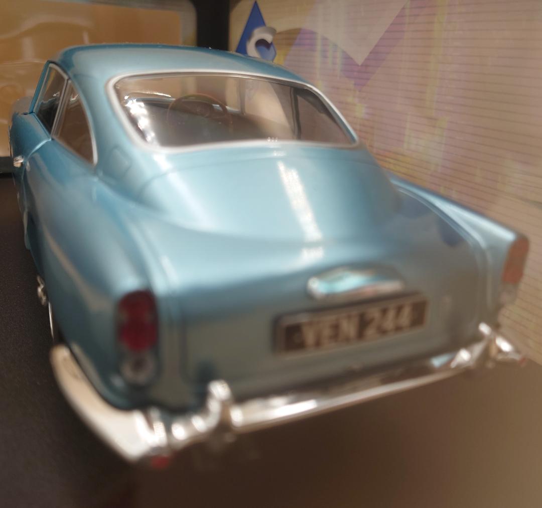 1/18 アストンマーティン DB5 1964 ブルー ソリド製ダイキャスト