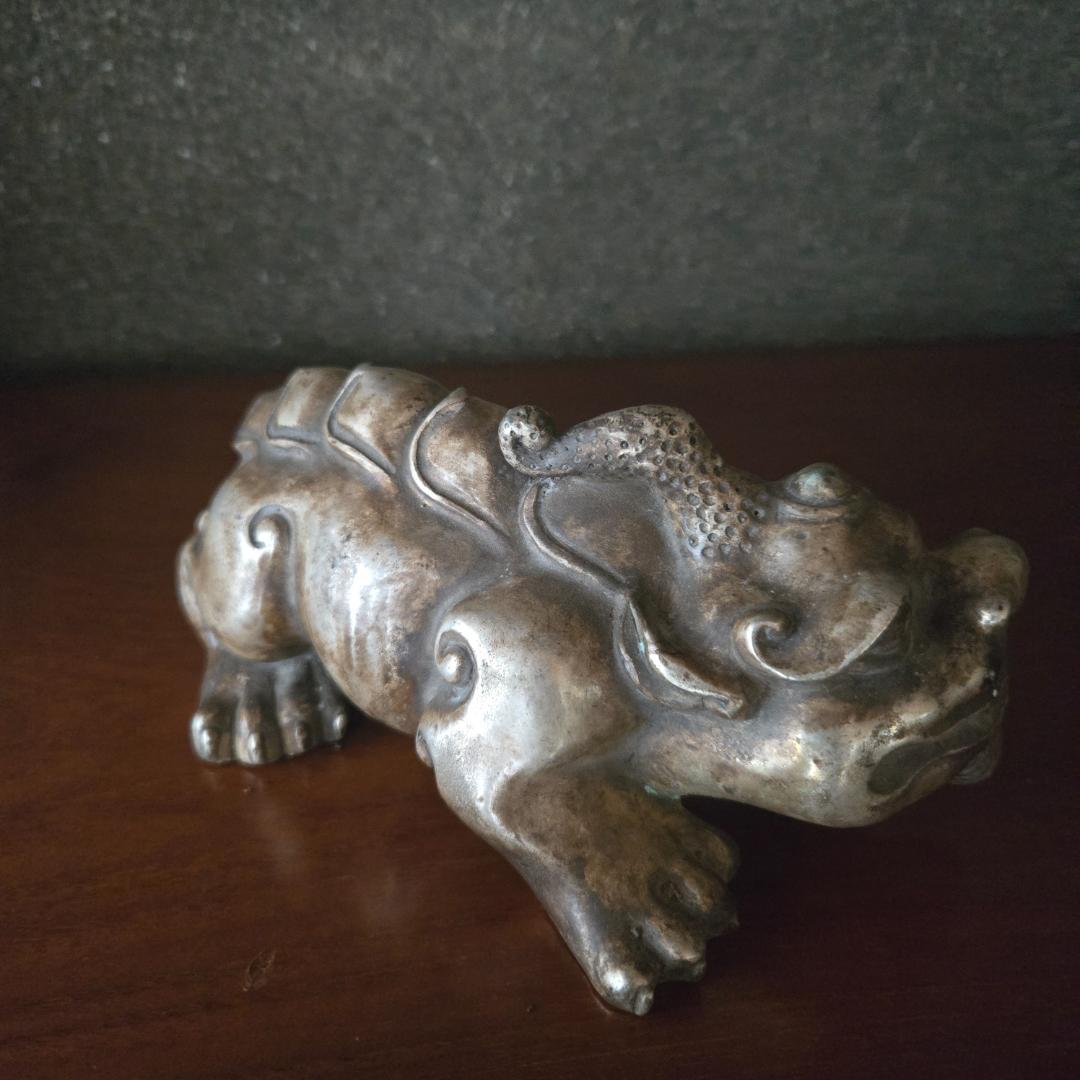 旧蔵銀製古董貔貅置物。包漿豊かにして自然な経年を示し、鎮宅辟邪の意を持つ佳品。