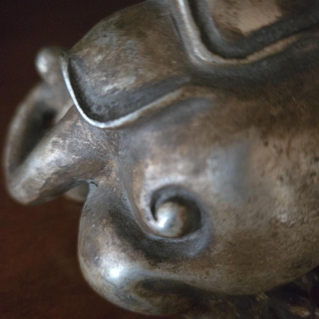 旧蔵銀製古董貔貅置物。包漿豊かにして自然な経年を示し、鎮宅辟邪の意を持つ佳品。