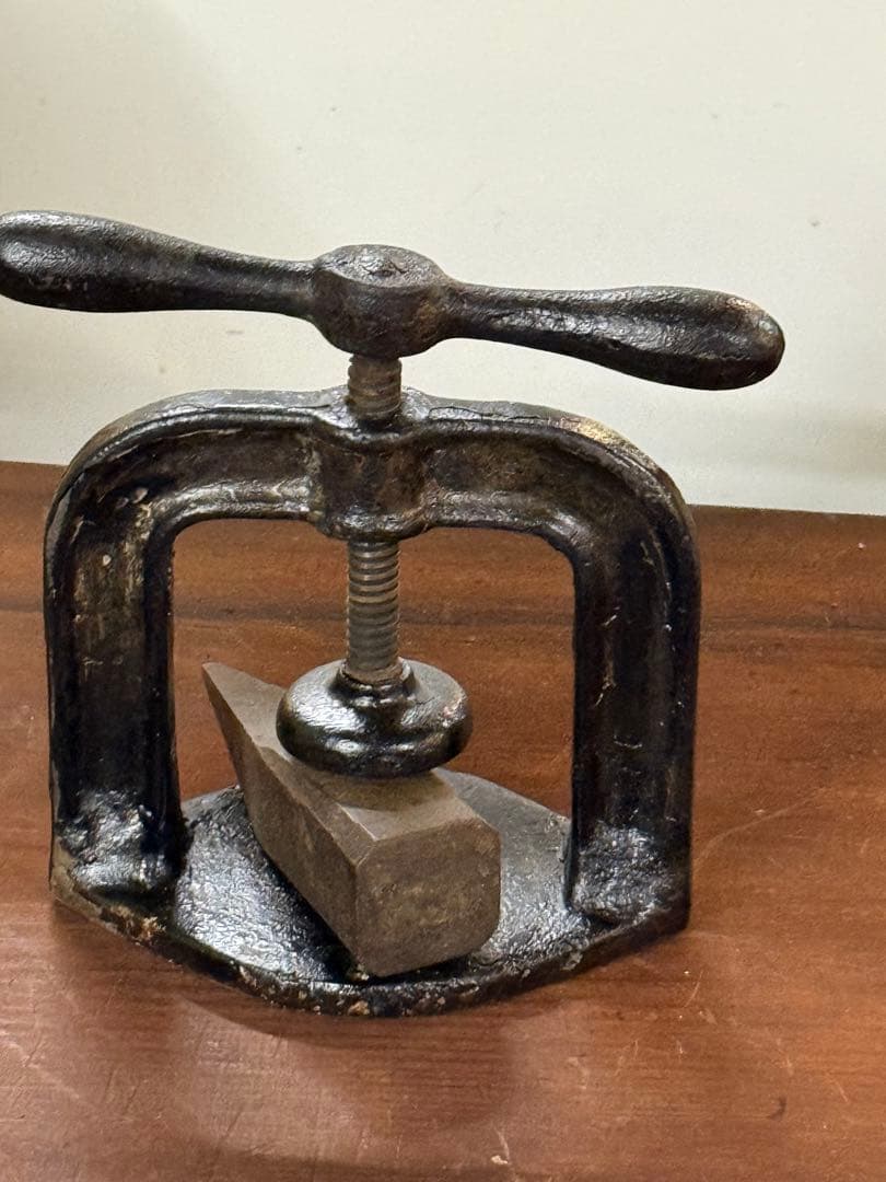 大正時代からの歯医者さん宅〜フラスコプレスと思われる器具