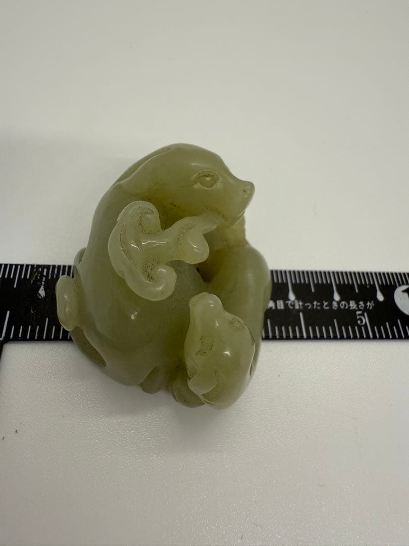 本物玉　玉石彫刻　和田玉　神獣刻　根付　紙鎮　置物