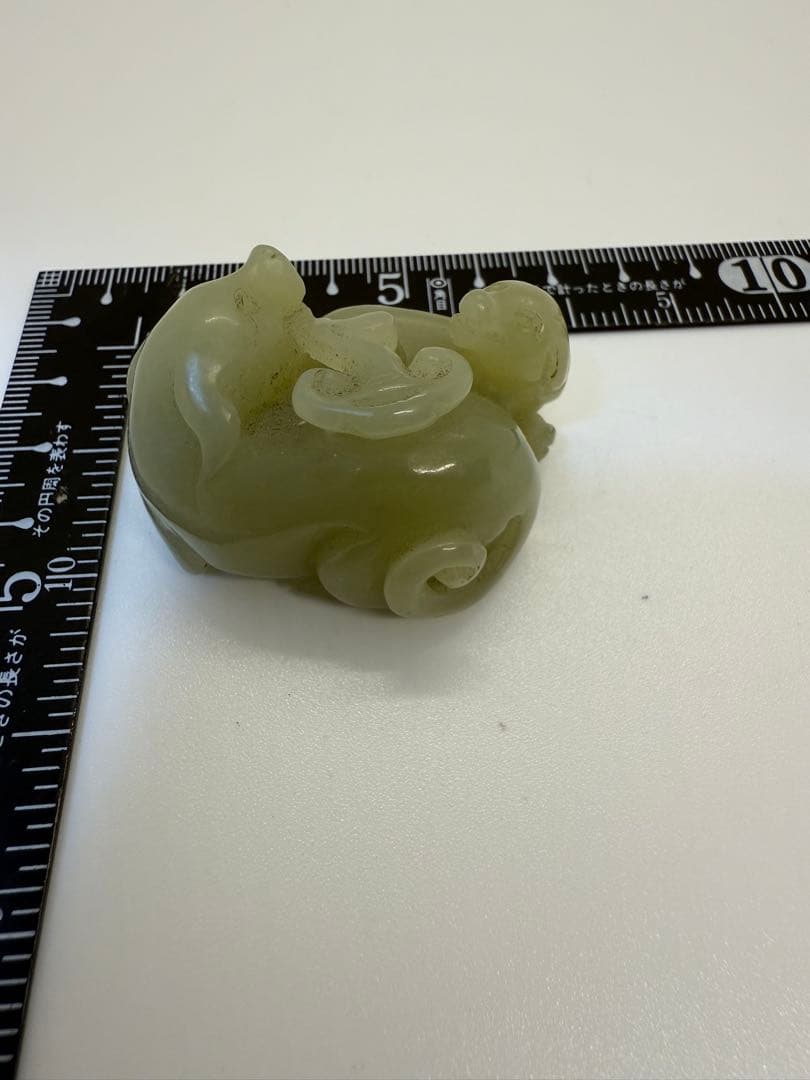 本物玉　玉石彫刻　和田玉　神獣刻　根付　紙鎮　置物