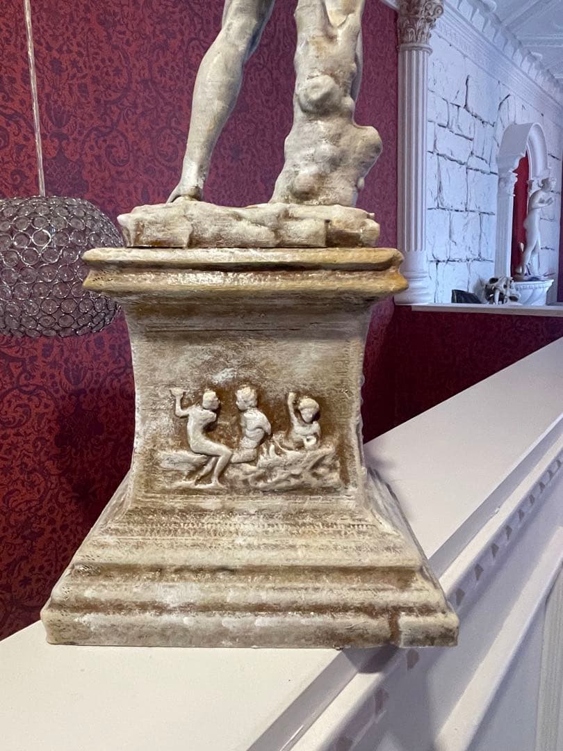 ダビデ像(ミケランジェロ)高さ:60 cm ローマの台座の上の彫像