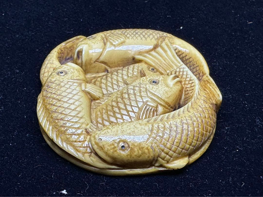 極上　根付　天然素材　魚の彫刻　置物　細密細工　骨董　アンティーク　在銘