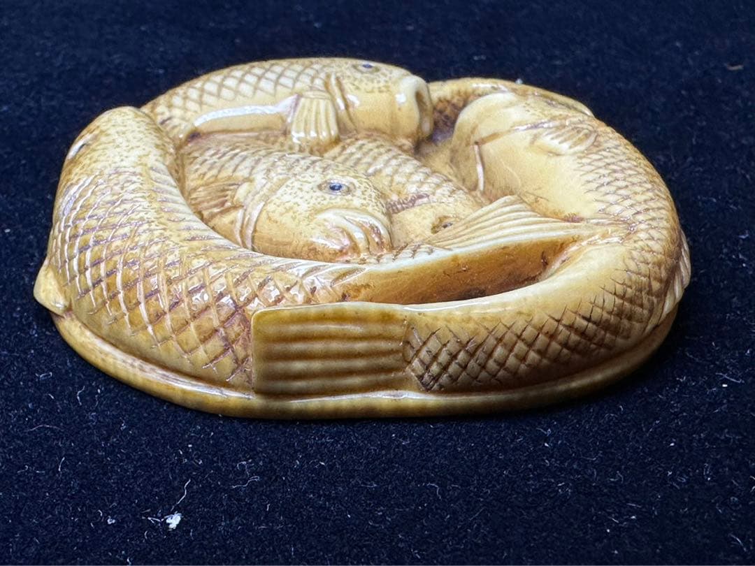 極上　根付　天然素材　魚の彫刻　置物　細密細工　骨董　アンティーク　在銘