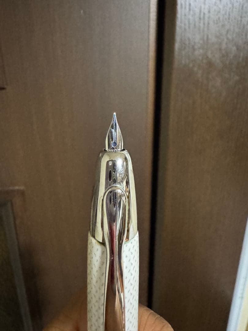 PILOT 万年筆 キャップレス　白絣　ニブ【F】　　7/11〜14発送お休み