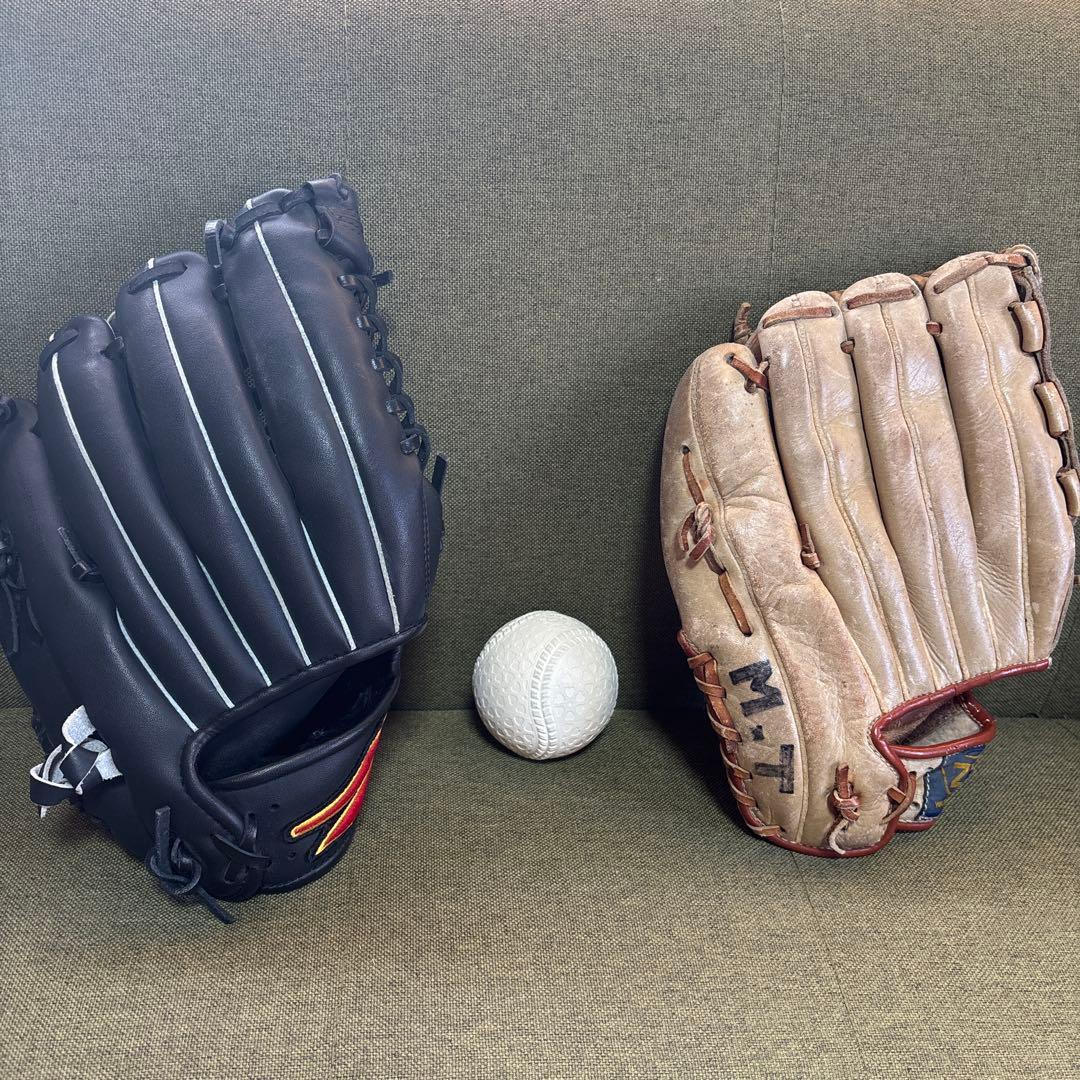 野球グローブ２つ　硬式野球ボール１つ