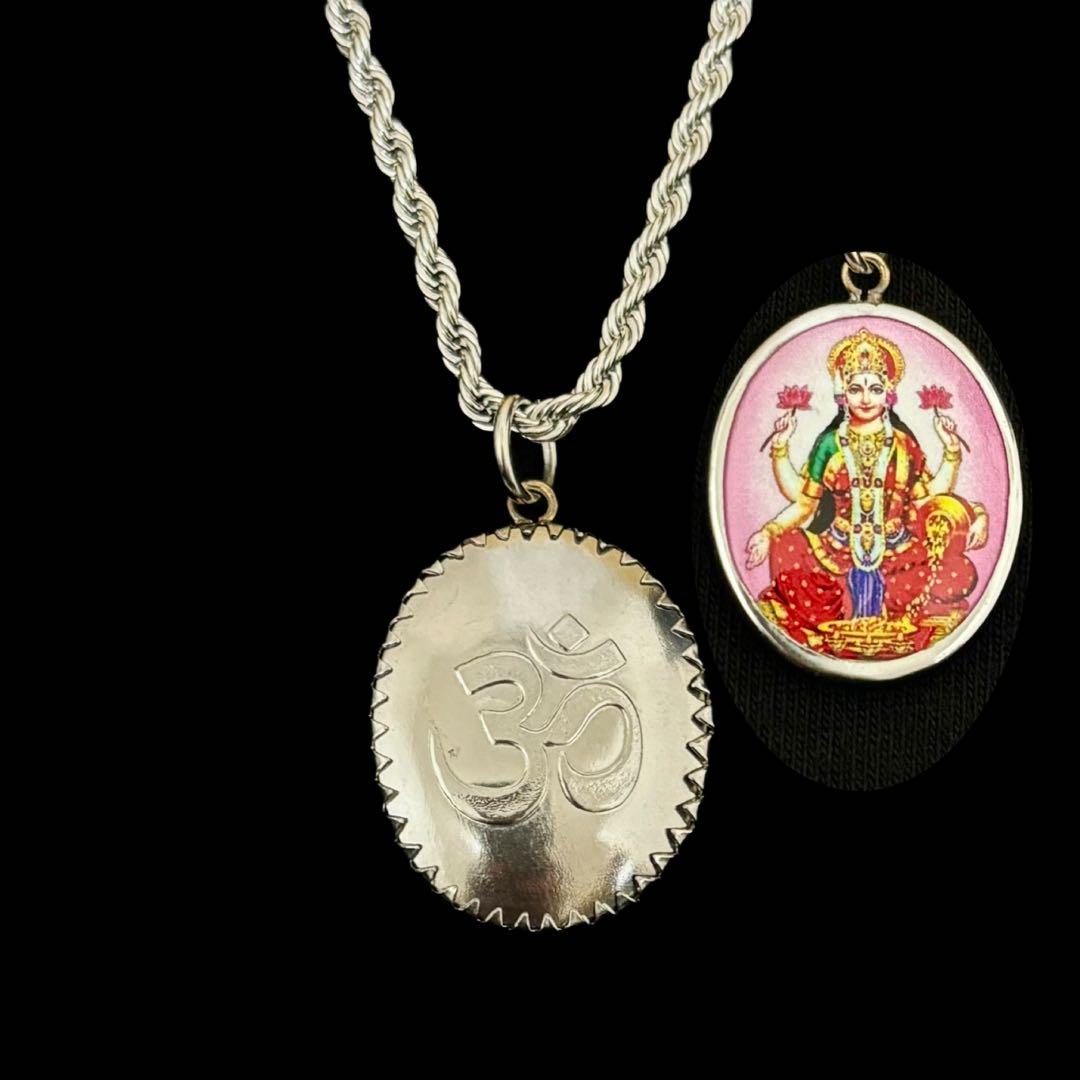 《週末価格》藤井風さん　オームペンダント 女神ラクシュミー〈ピンク〉