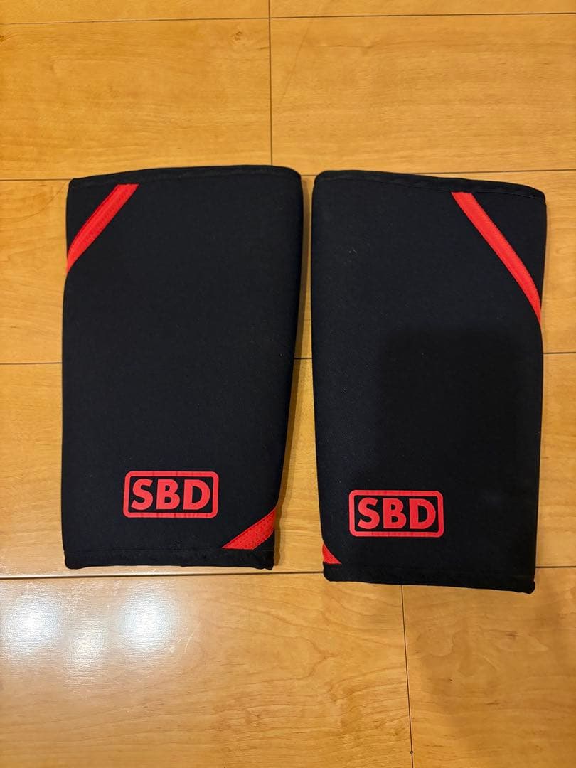 SBD ネオプレン ニースリーブ　ブラック/レッド