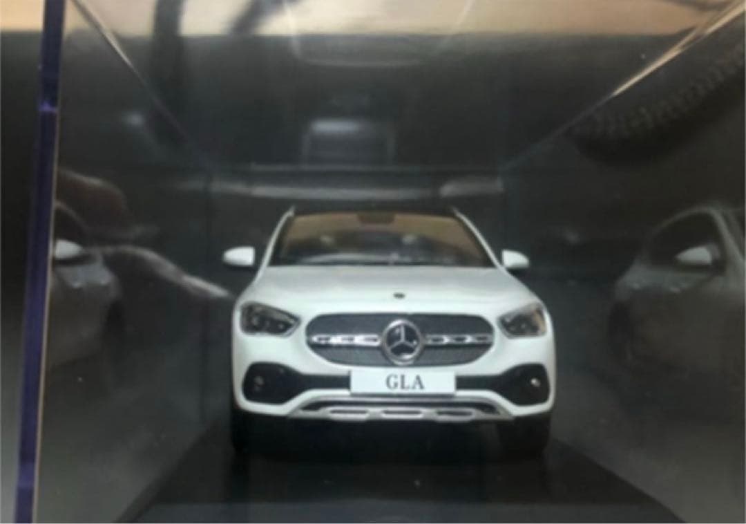 メルセデス　ベンツ　GLA 1/43 ミニカー　白　正規品　ディーラー購入