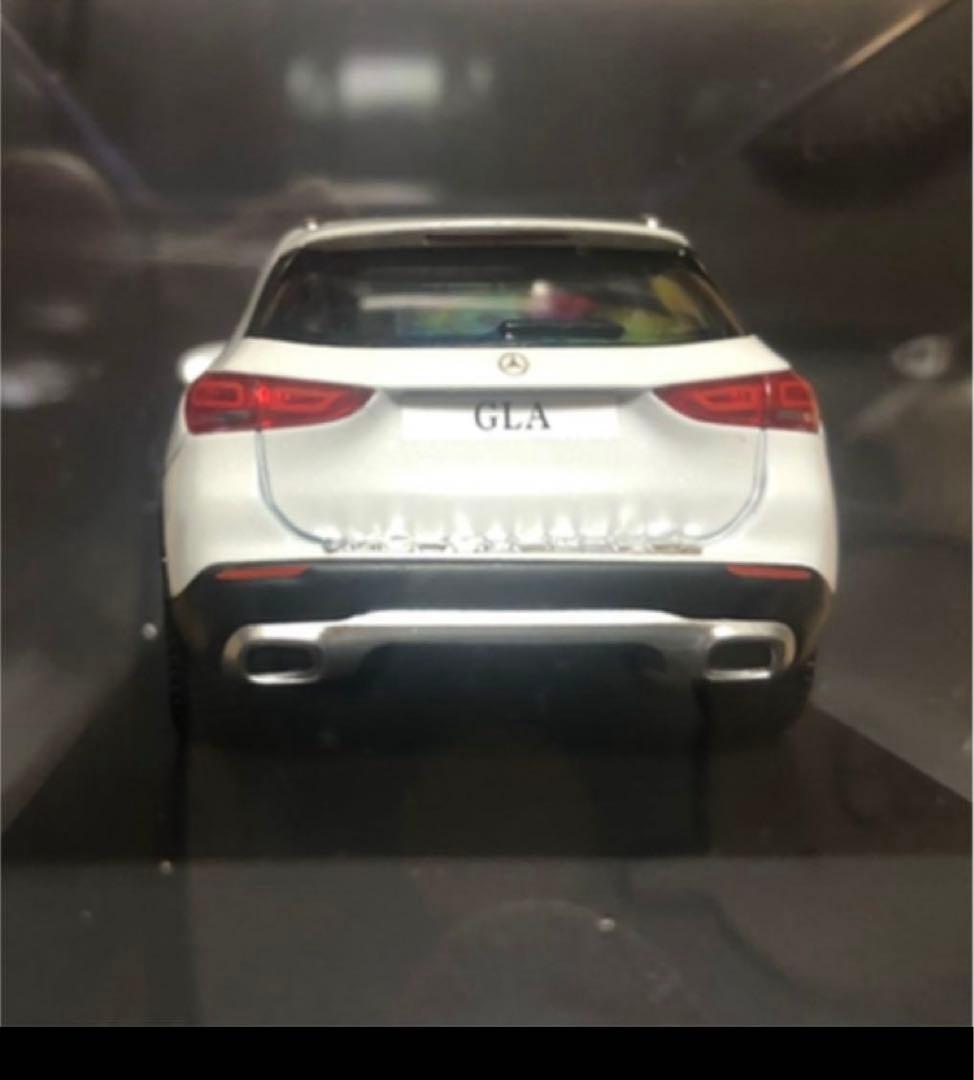 メルセデス　ベンツ　GLA 1/43 ミニカー　白　正規品　ディーラー購入