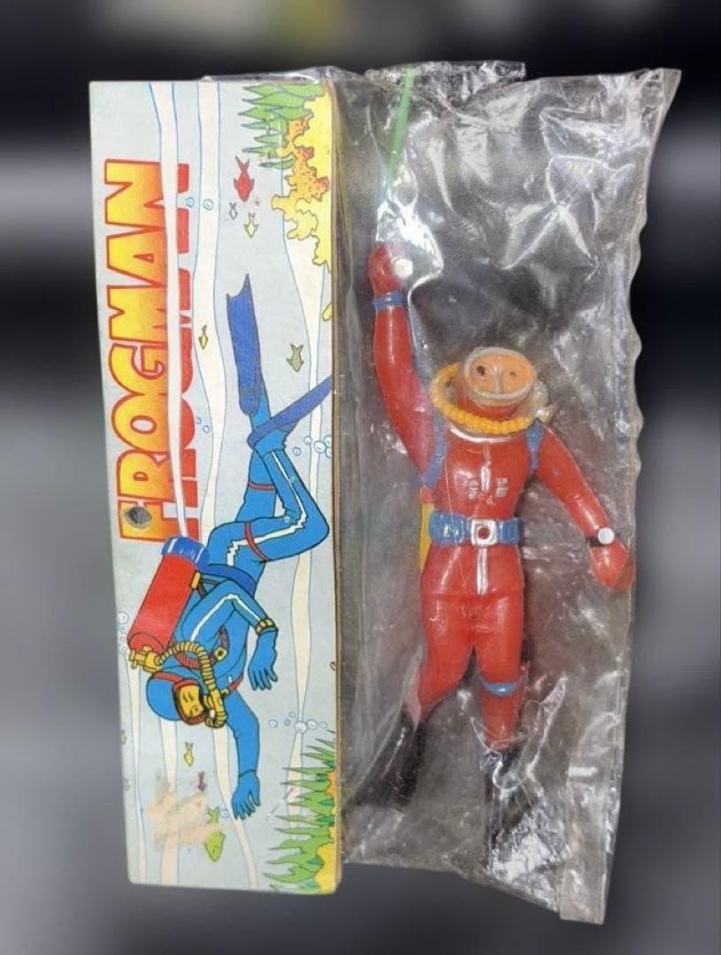 昭和時代に販売された ソフビ「Frogman」の赤いダイバーのフィギュア