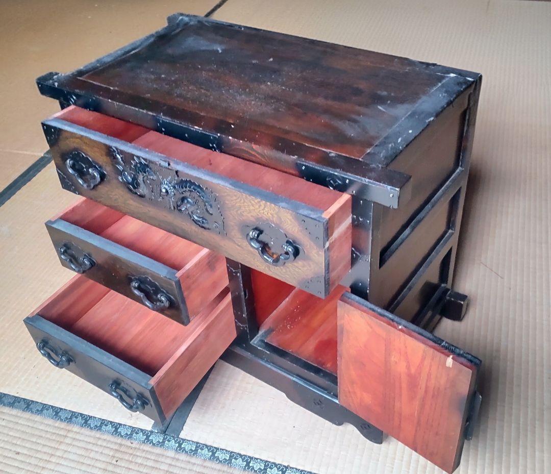 「大切に保管していました」伝統的な日本の木製タンス