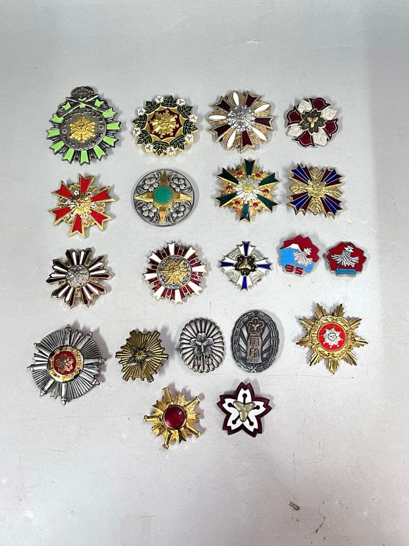 E642 勲章 消防 バッジ 功労章 記念章 記章 ２０点セット 記念品