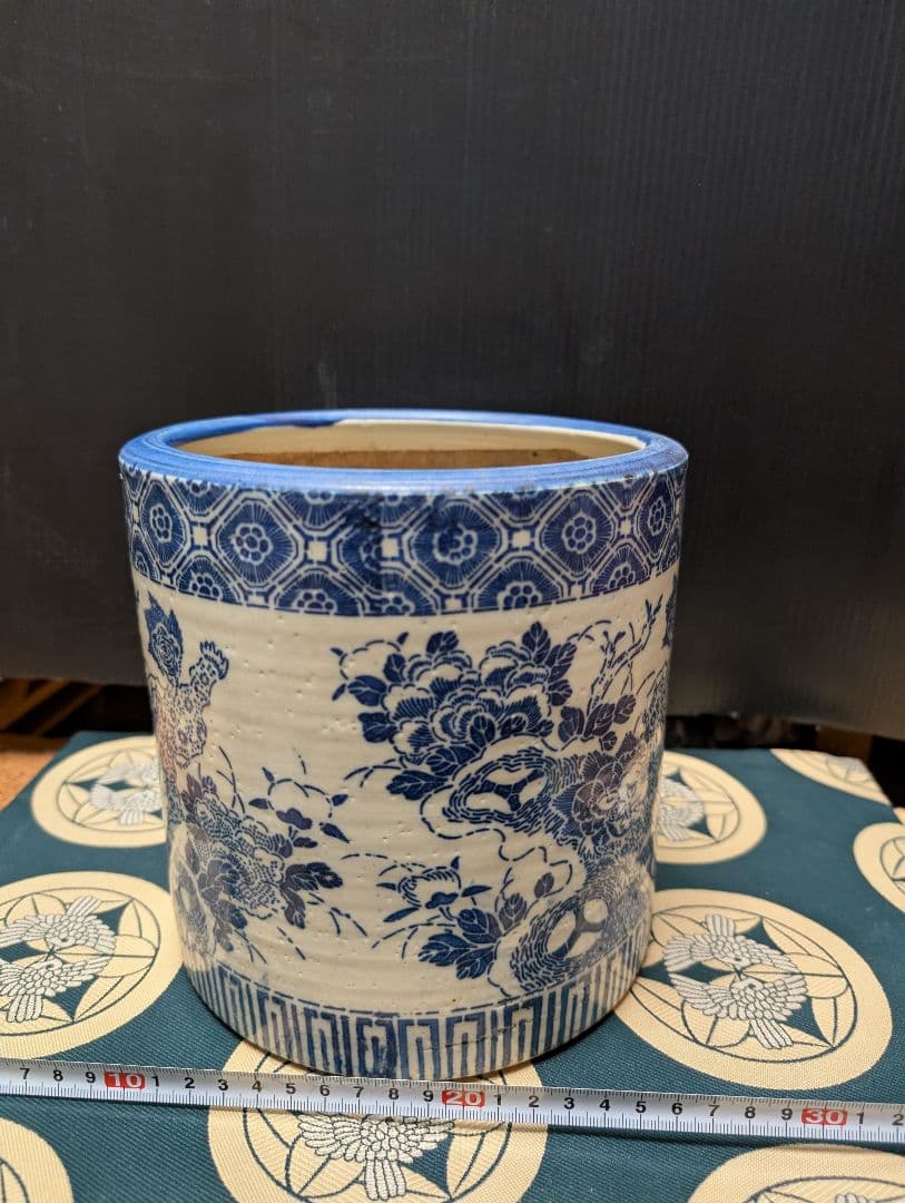 染付青白い花柄の陶器製火鉢アンティック