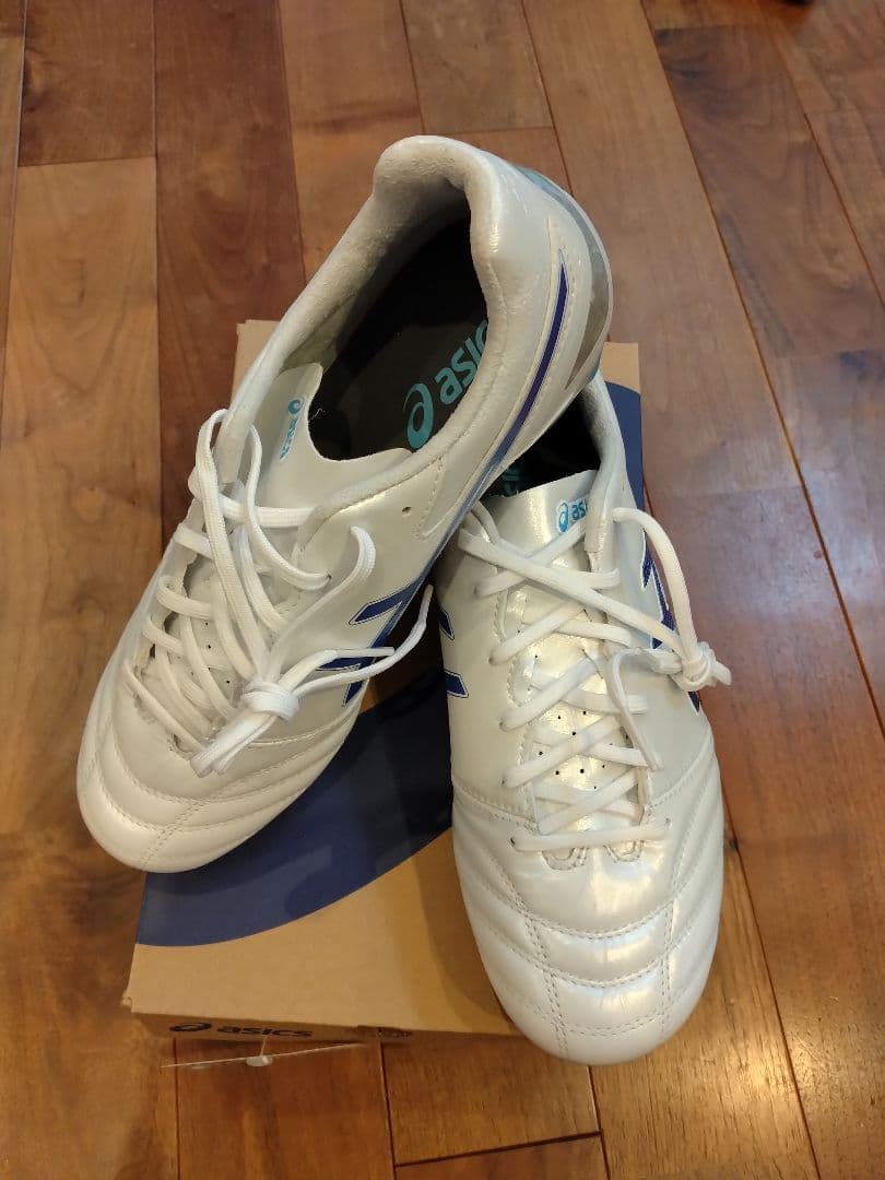 asics サッカーシューズ ホワイト/ブルー