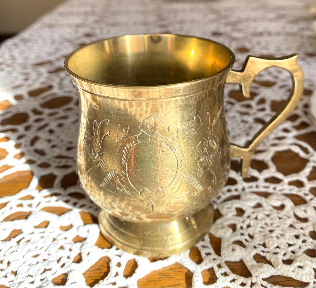 真鍮製花模様カップ英国製相当古い物品です